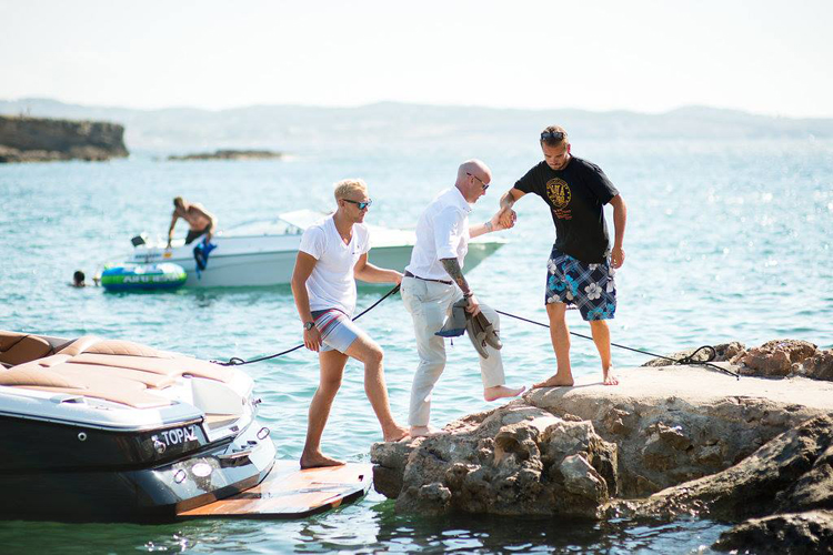 weddding Ibiza groom arrival by boat