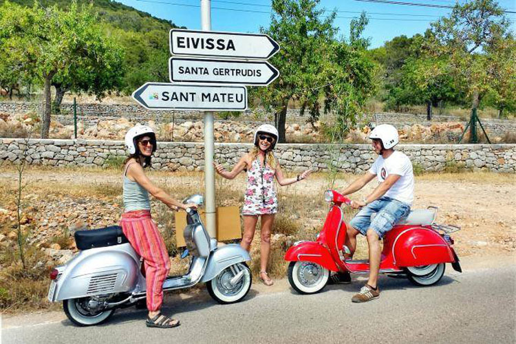 ¿Y si sales a explorar Ibiza en Vespa? © Grupo Mambo